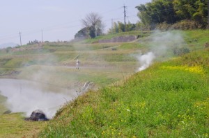 草焼きの煙が昇っている風景の写真